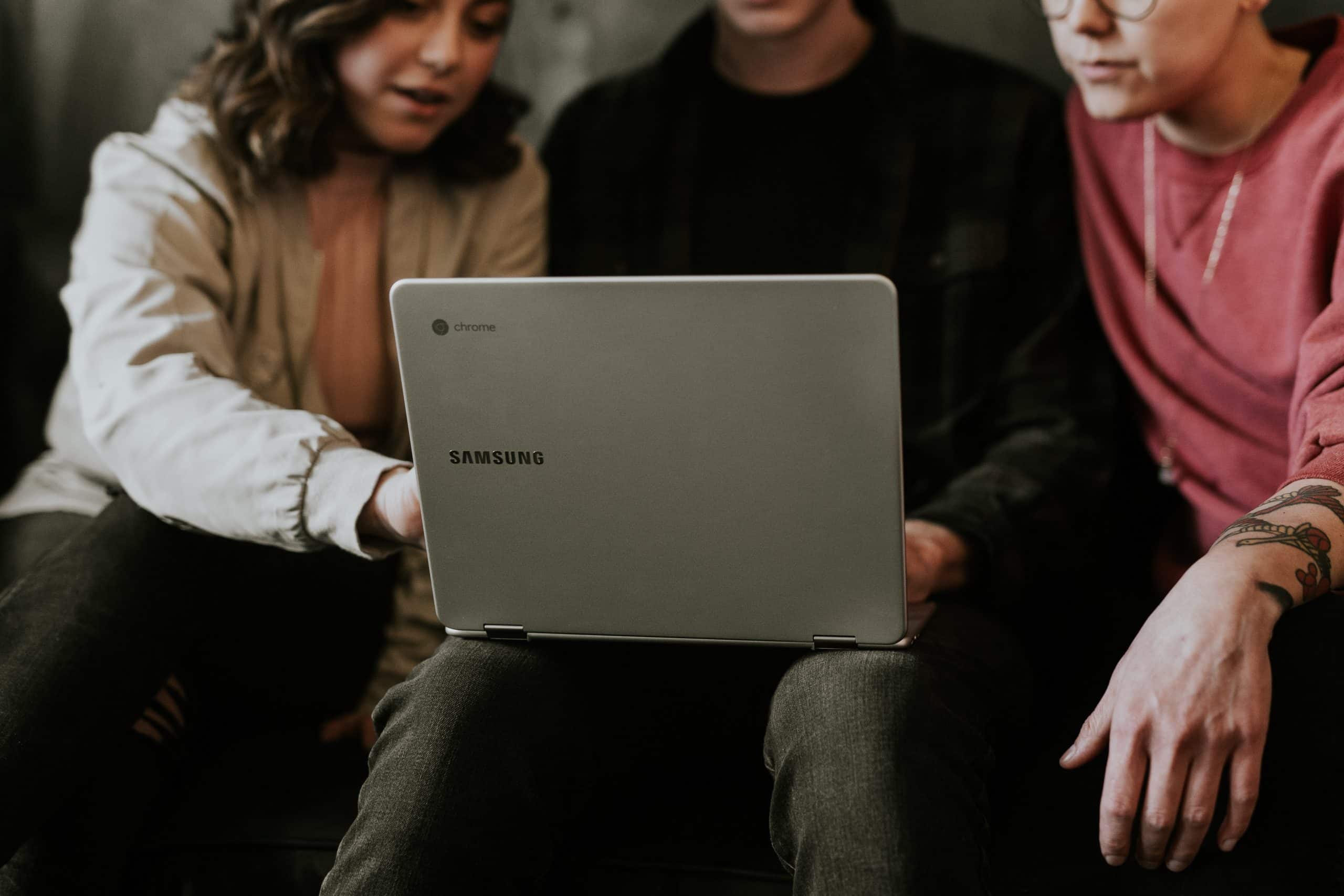 Consultant SEO Tunisie 1 3 personnes avec un ordinateur samsung