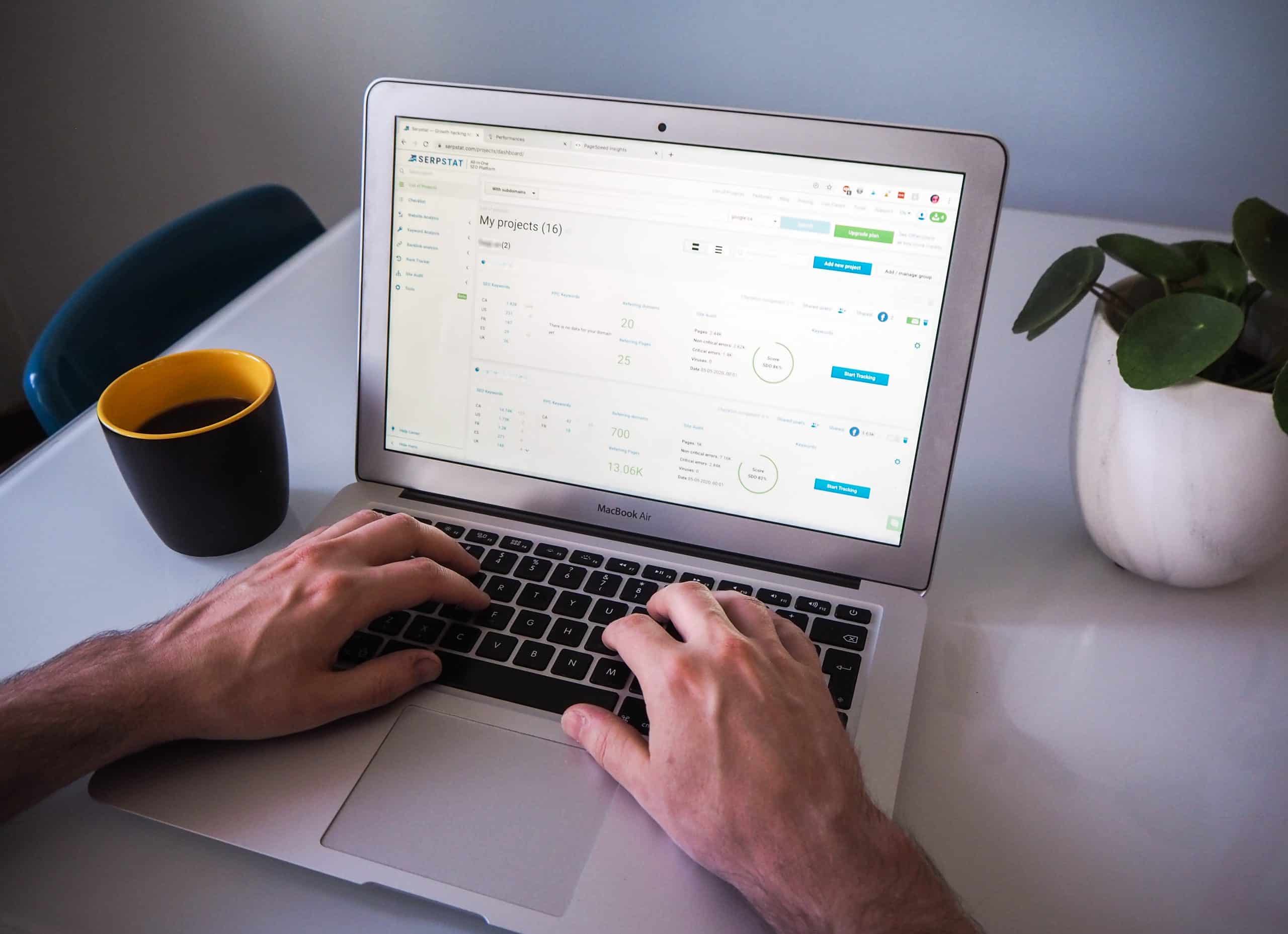 Consultant SEO Contentsquare 1 analyse avec un café