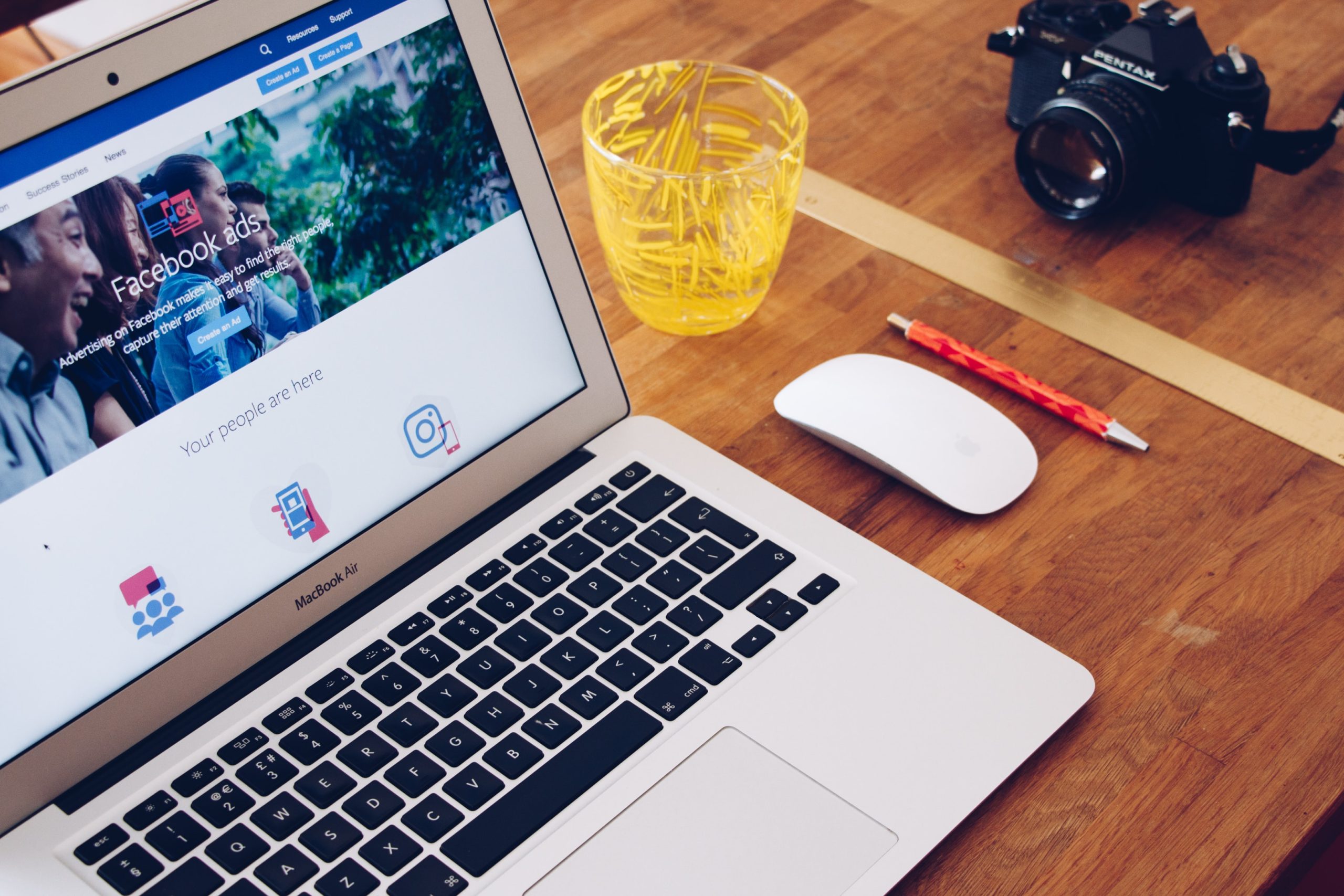 Agence SEO Webflow 1 facebook ads sur un ordinateur