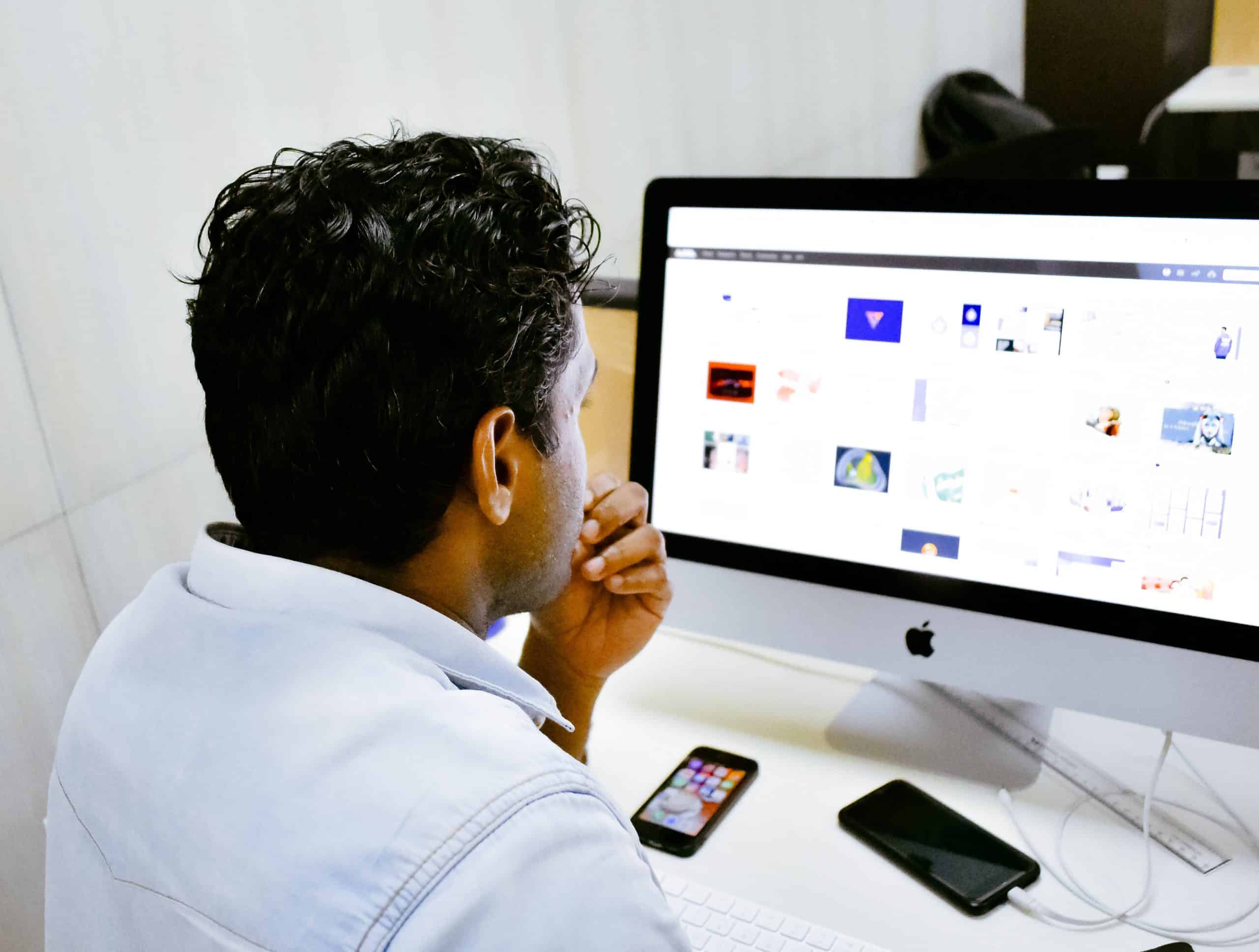 Consultant SEO Wix 1 gros ordinateur fixe avec un iphone
