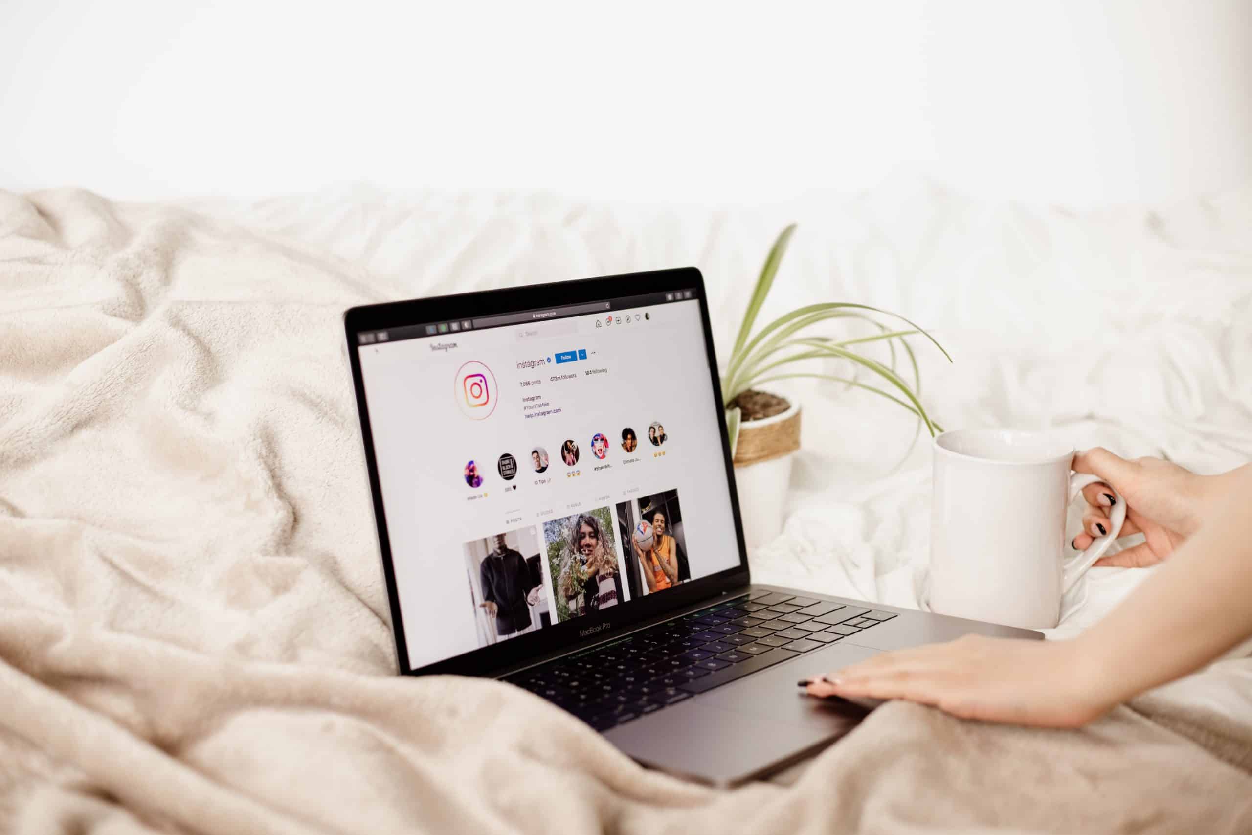 Consultant SEO Toulouse 1 instagram avec un café sur un lit