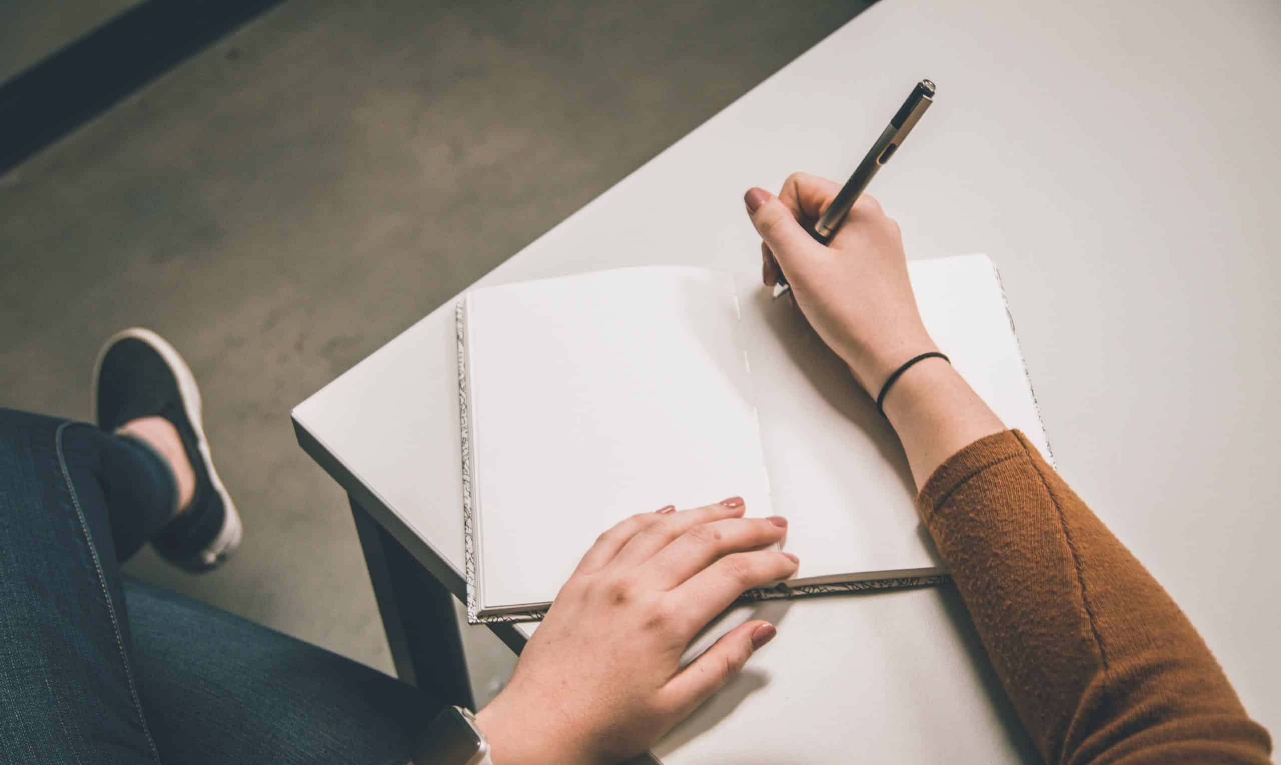 Agence SEO Lausanne 1 livre avec un stylo prête à écrire