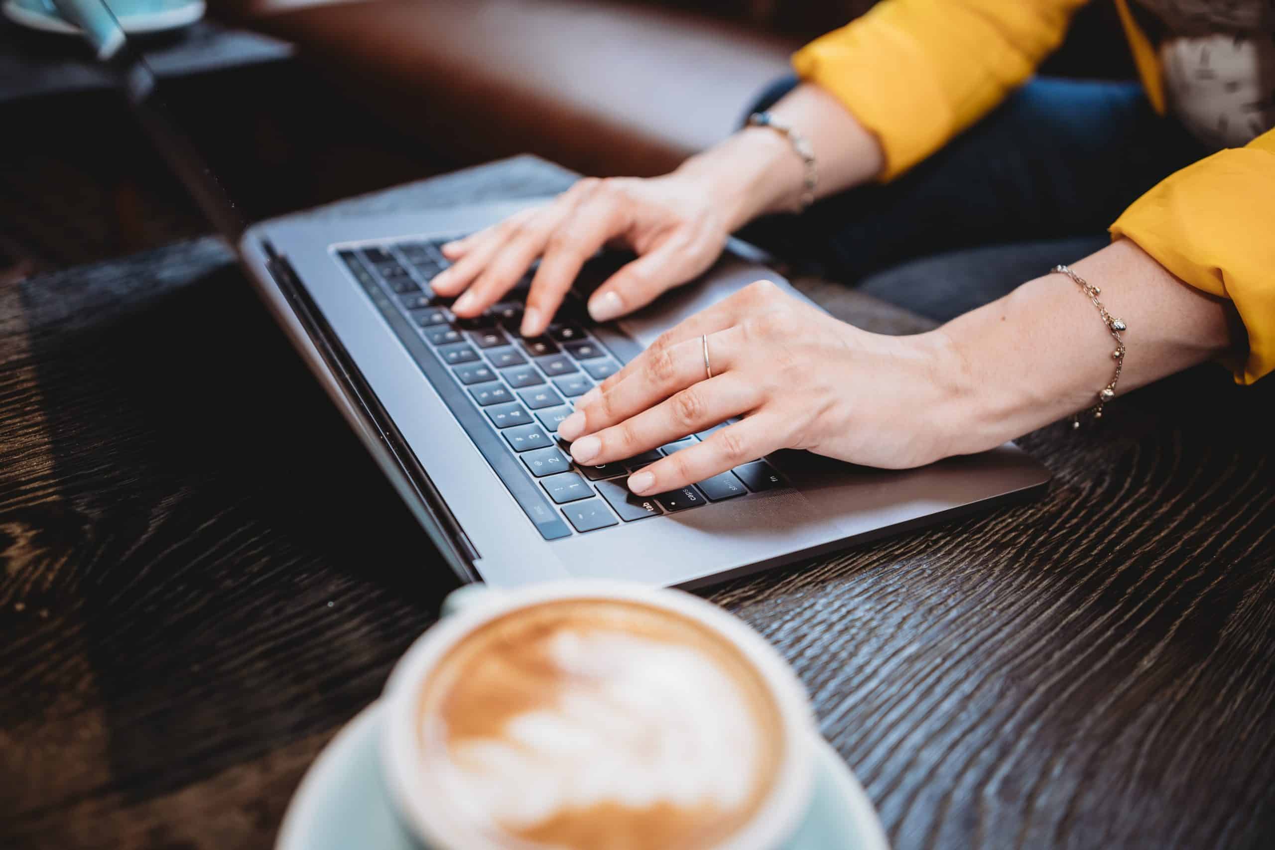 Consultant SEO Lausanne 1 marketing avec un café chaud