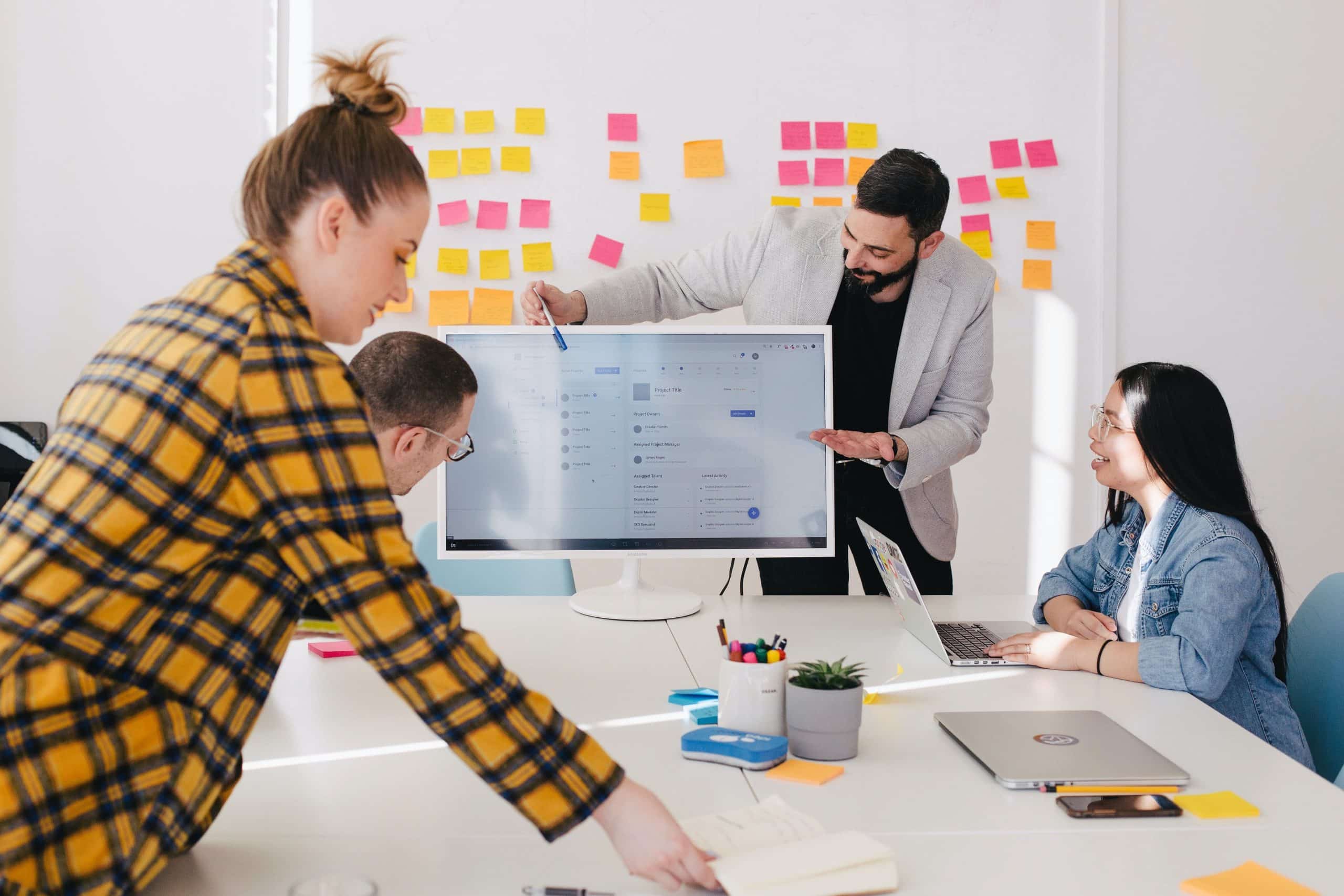 Consultant SEO Caen 1 personne du marketing scaled 1