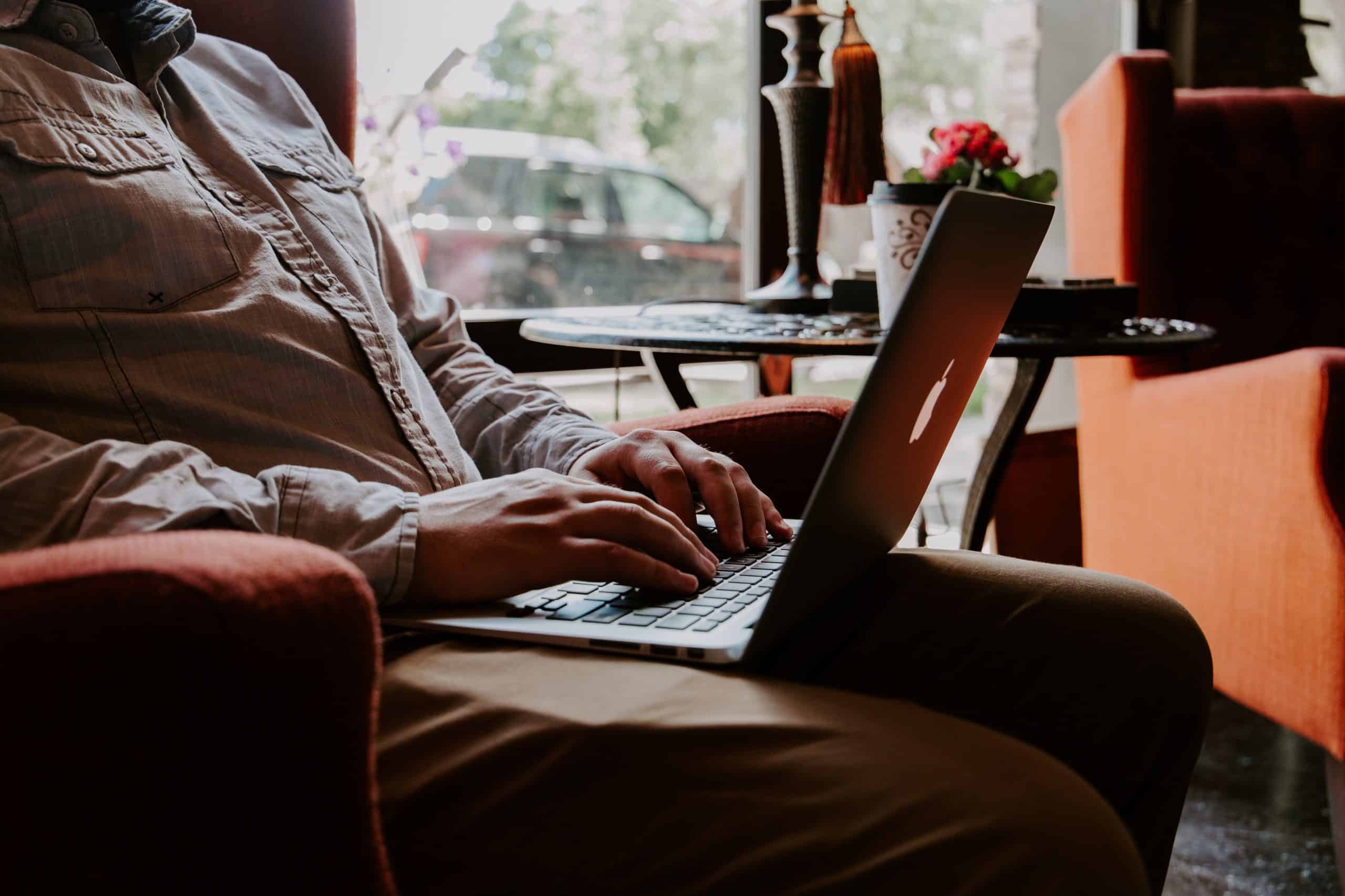 Consultant SEO Montreal 1 personne qui écrit