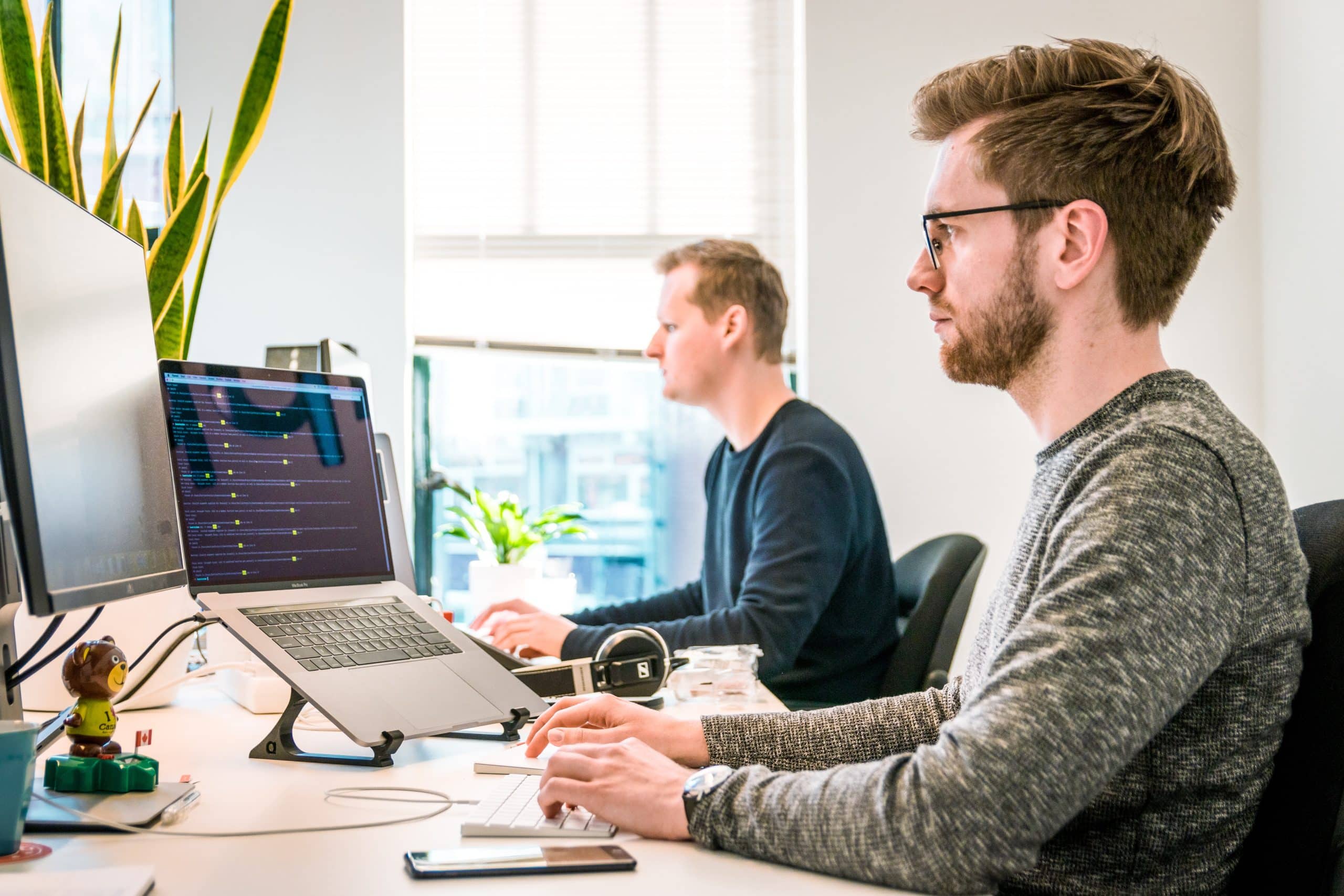 Consultant SEO Maroc 1 taff sur un ordinateur